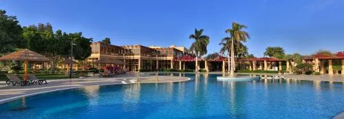 Familie entspannt am Pool des Robinson Club Soma Bay unter Palmen