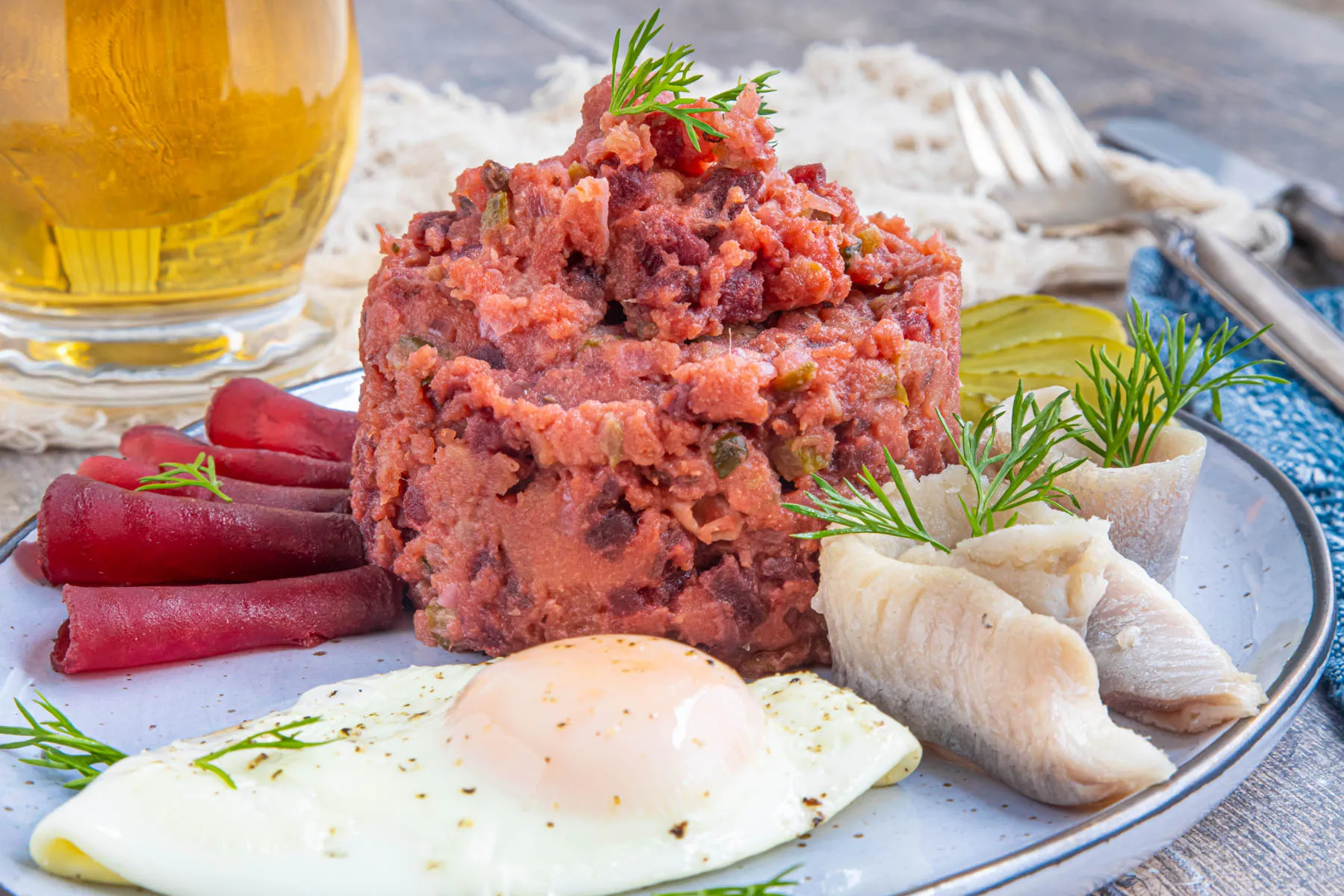 Fertig angerichtetes Omas Labskaus mit Spiegelei und Matjes