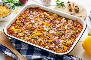 Fertig gebackener Kritharaki-Auflauf, warm und appetitlich aus der Auflaufform serviert, bereit zum Genießen