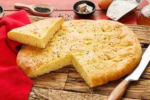 Fertig gebackenes türkisches Fladenbrot mit Sesam bestreut