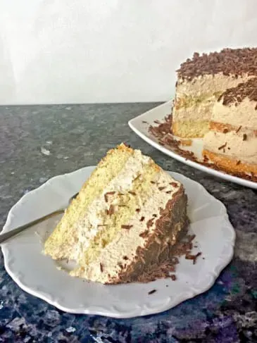 Fertig gestellte Baileys Sahne Torte, verziert mit Schokoladenraspeln