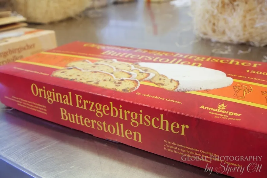 Fertig verpackte Annaberger Butterstollen, bereit zum Verschicken