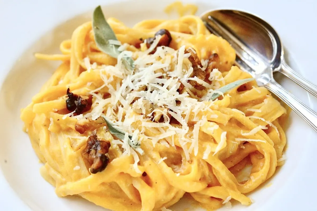Fertige Kürbis-Pasta auf einem Teller mit Garnitur