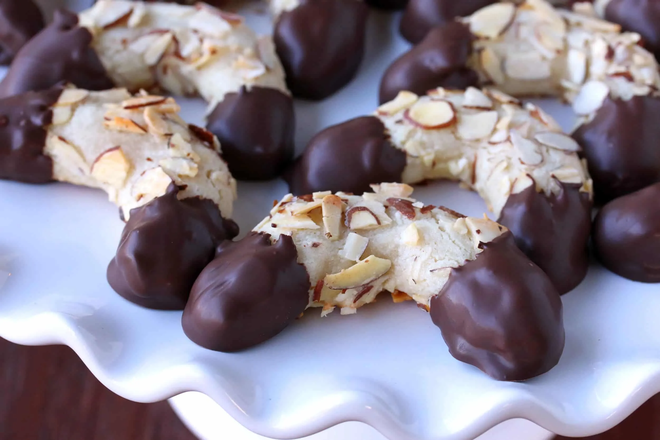 Fertige Mandelhörnchen mit Schokoladenenden ansprechend präsentiert