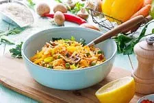 Fertige Reis-Gemüse-Pfanne, appetitlich angerichtet und mit frischer Petersilie garniert