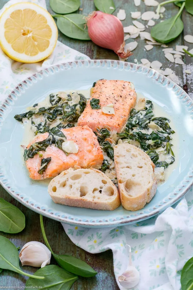 Fertiger Ofenlachs auf Spinat