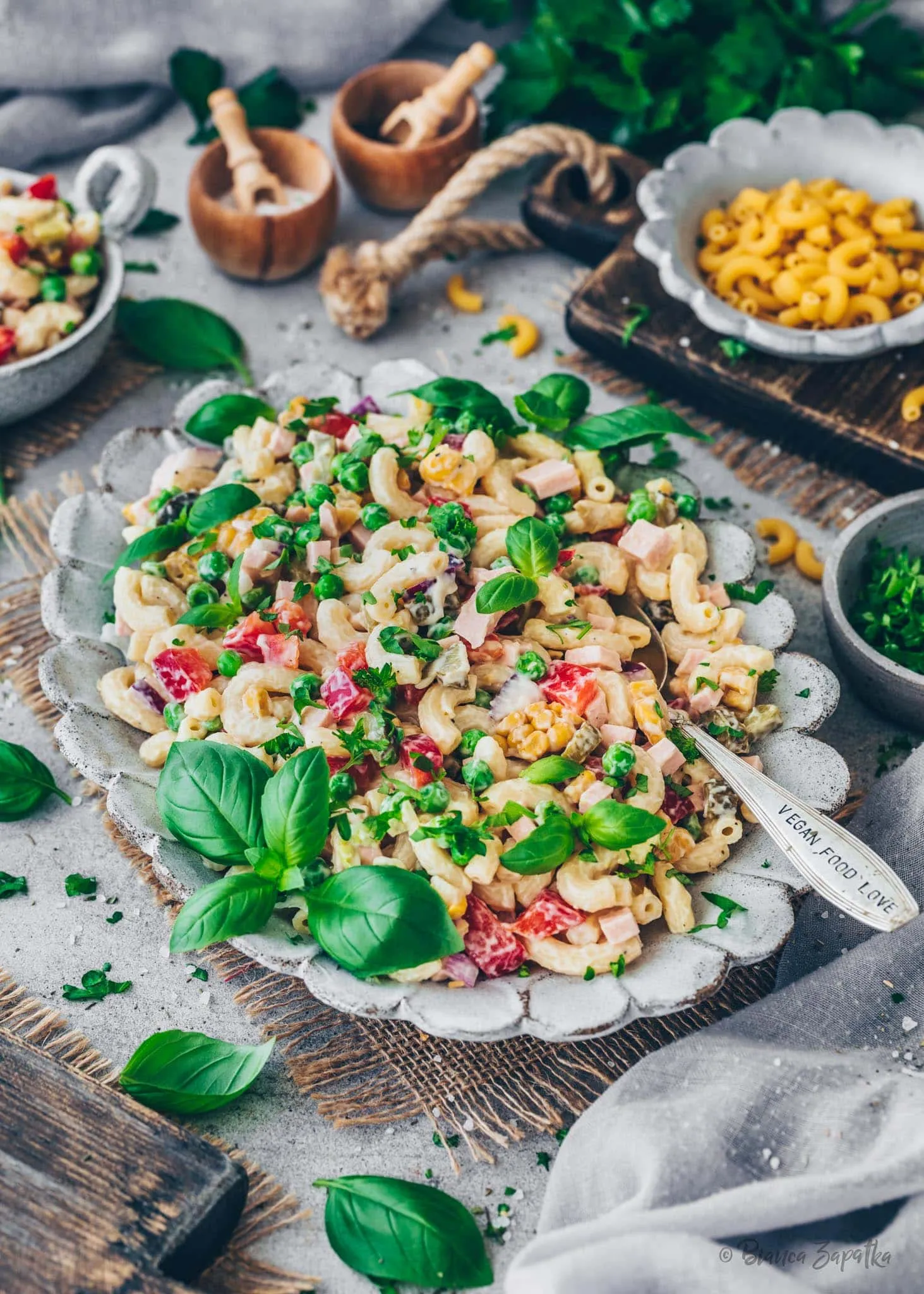 Fertiger veganer Nudelsalat, bereit zum Servieren