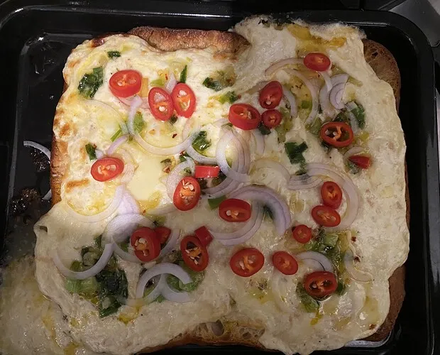 Fertiger XXL Käse-Toast mit Jalapeños und Zwiebeln