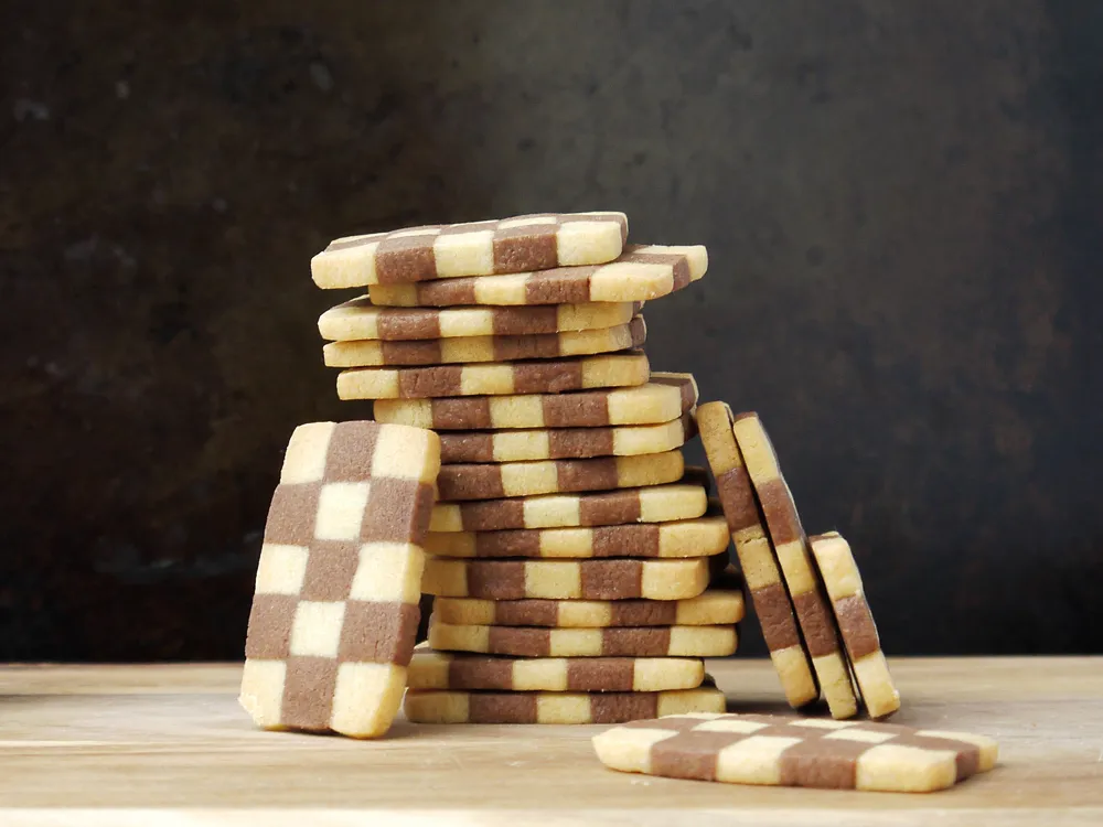 Fertiges Schwarz-Weiß-Gebäck mit Marmormuster auf einem Teller