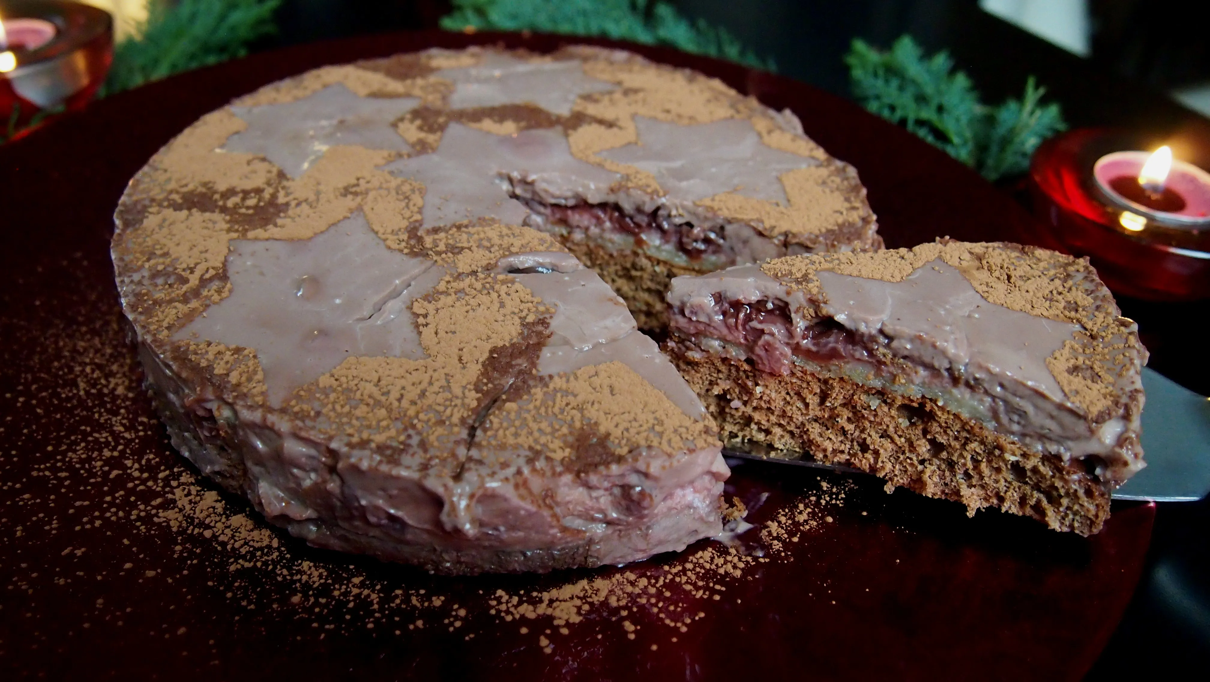 Festliche Schokoladen-Marzipan-Kirsch-Torte ohne raffinierten Zucker