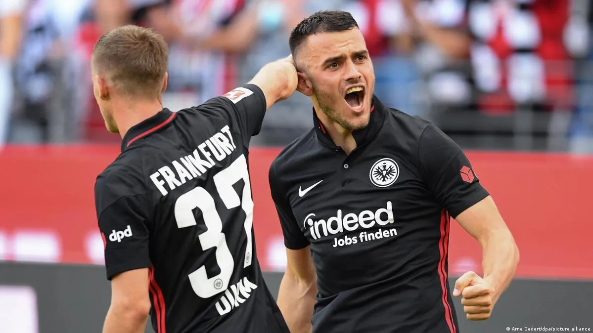 Filip Kostic feiert sein Tor für Eintracht Frankfurt