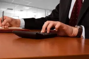 Finanzberater erläutert Auszahlungsoptionen einer Kapitallebensversicherung