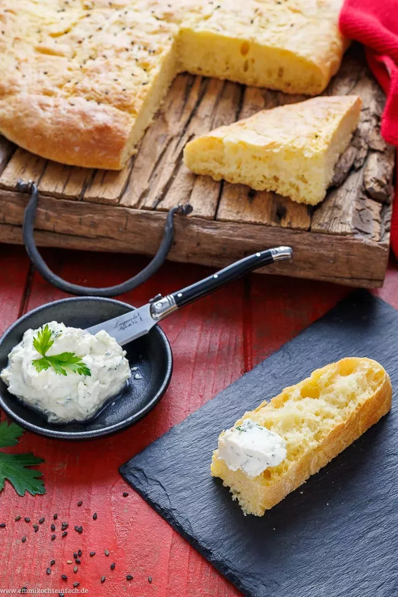 Fladenbrot als Beilage zu verschiedenen Dips und Aufstrichen