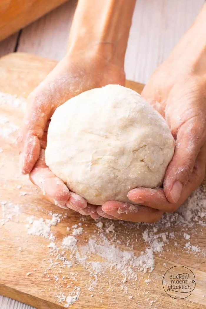 Flammkuchenteig kneten