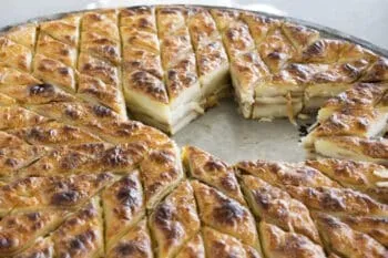 Flija Schichtgebäck vom Balkan traditionell zubereitet