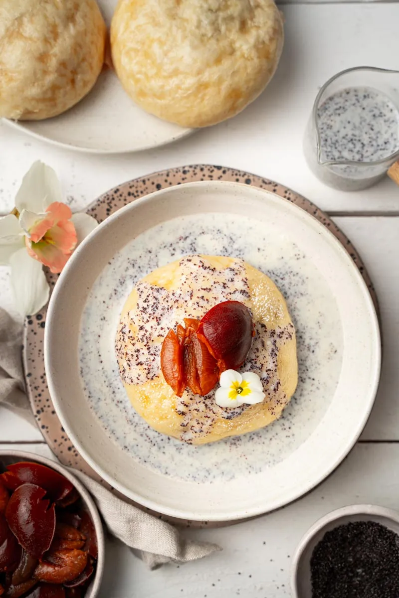 Fluffige Germknödel mit Pflaumenfüllung und Mohn-Vanille-Soße