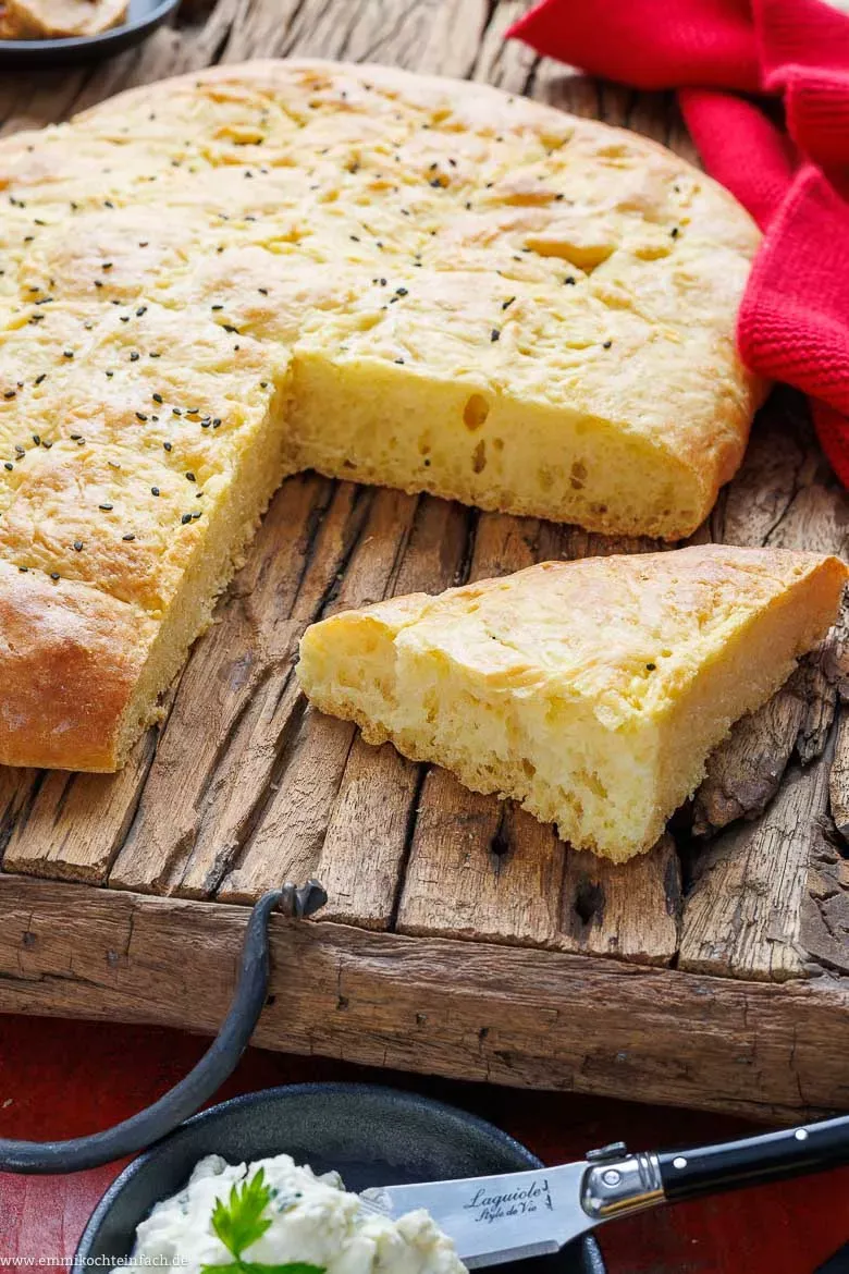 Fluffiges Fladenbrot mit einem Teig aus Mehl, Hefe und Olivenöl