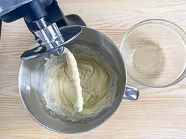 Flüssige Zutaten zu den trockenen Zutaten geben und verkneten.