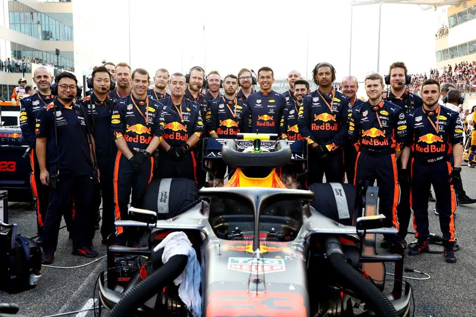 Formel 1 Grand Prix in Abu Dhabi: Ein Red Bull Racing Wagen rast über die Strecke.