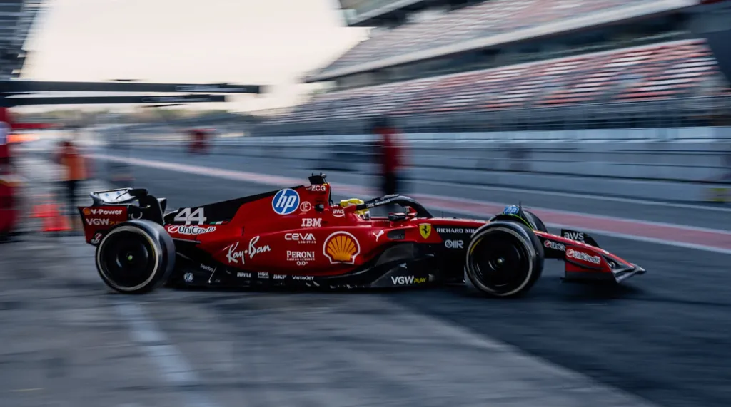 Formel 1 Wagen auf der Rennstrecke als Symbol für die RTL F1 Übertragung 2025