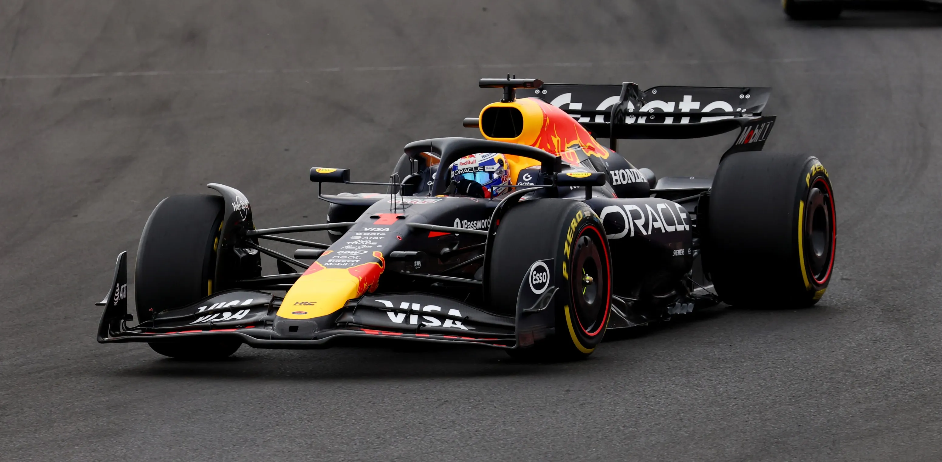 Formel 1 Wagen in der Boxengasse beim freien Training in Mexiko