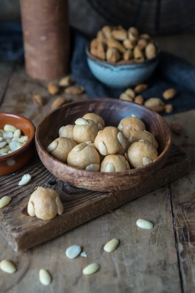 Frankfurter Bethmännchen, traditionelle Marzipankekse mit Mandeln verziert