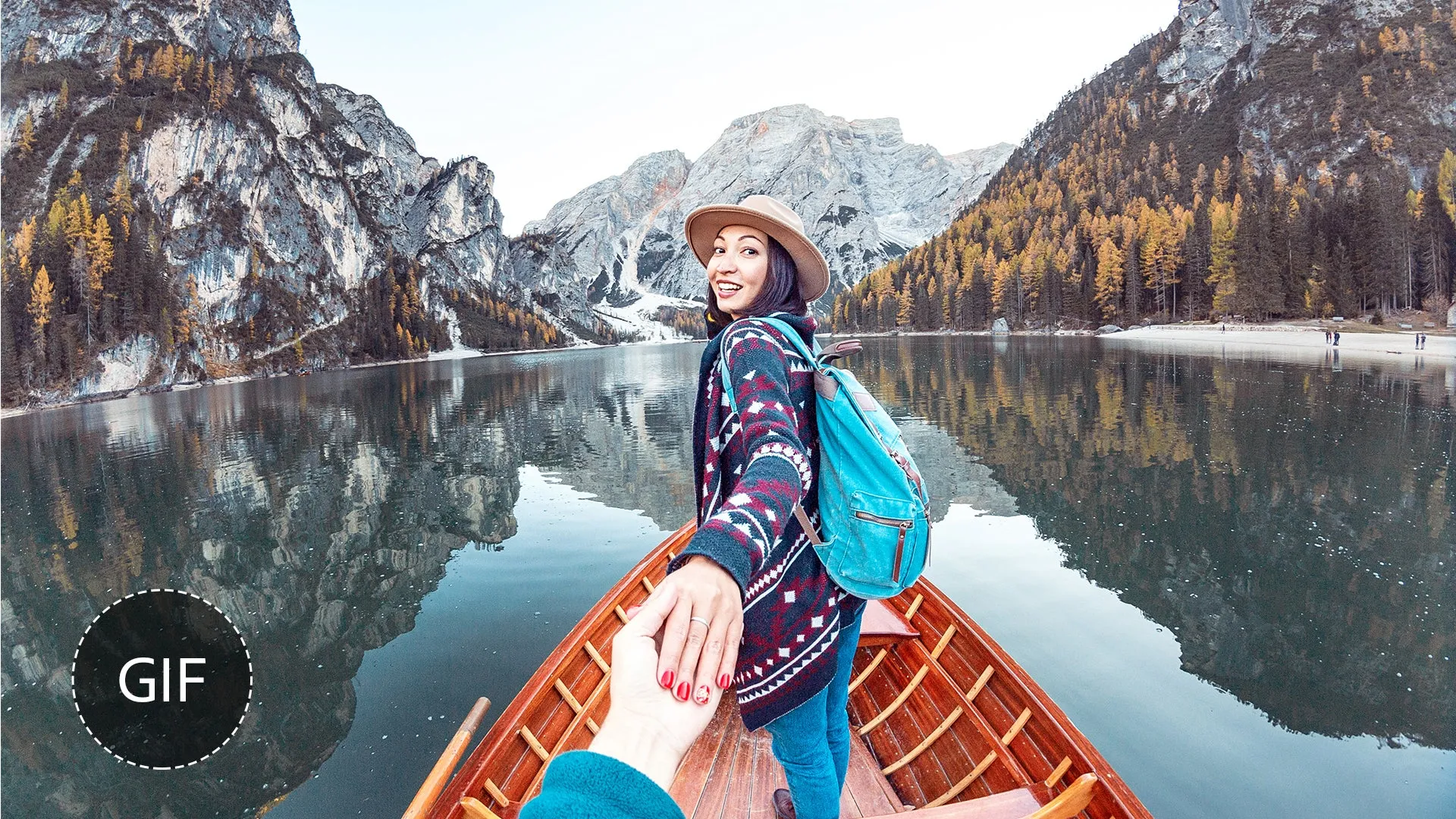 Frau auf einem Boot auf dem Meer, Beispiel für ein bewegtes Foto in Adobe Photoshop Elements 2021.