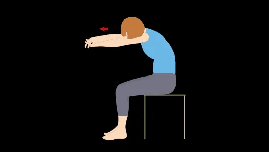 Frau dehnt ihren oberen Rücken, indem sie die Arme nach vorne streckt und den Rücken rund macht