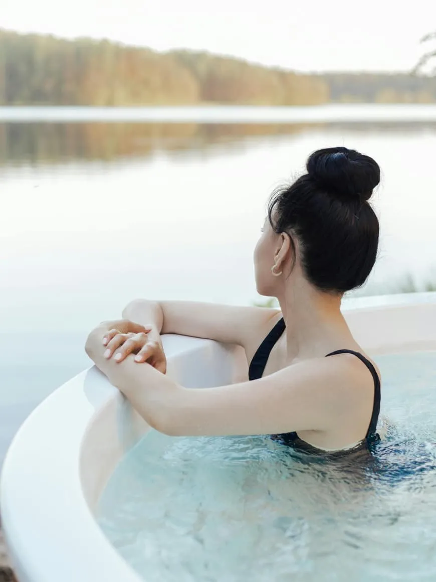 Frau entspannt sich bei einer Wellness-Anwendung in Norddeutschland