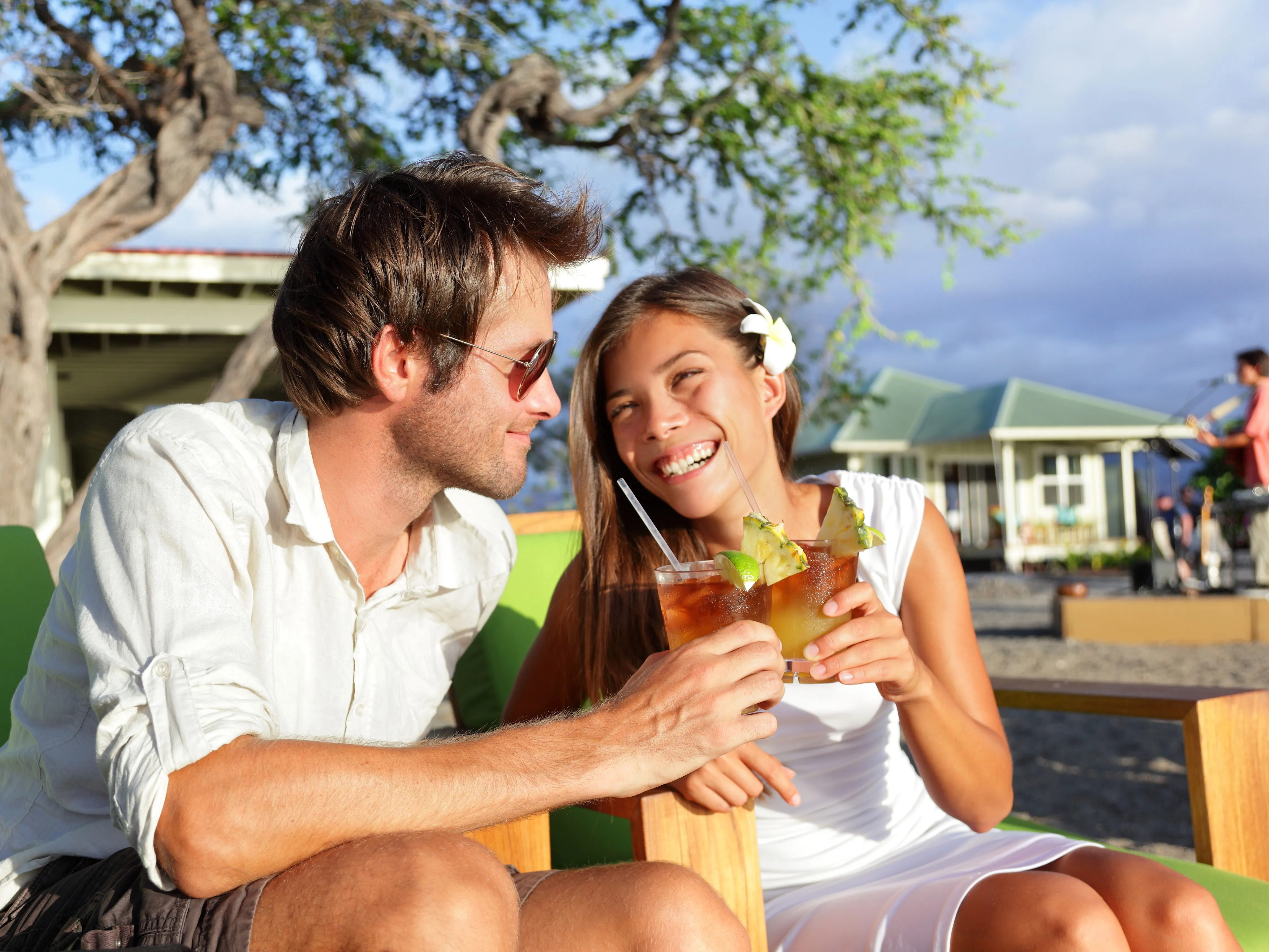 Frau entspannt sich im warmen Wasser der Therme Titisee mit Blick auf die Natur