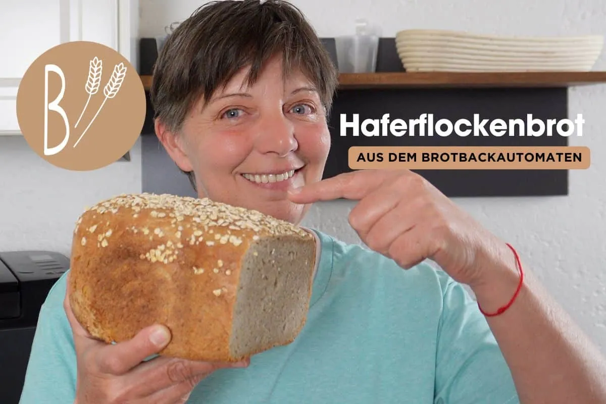 Frau hält frisch gebackenes Haferflockenbrot aus dem Brotbackautomaten in den Händen