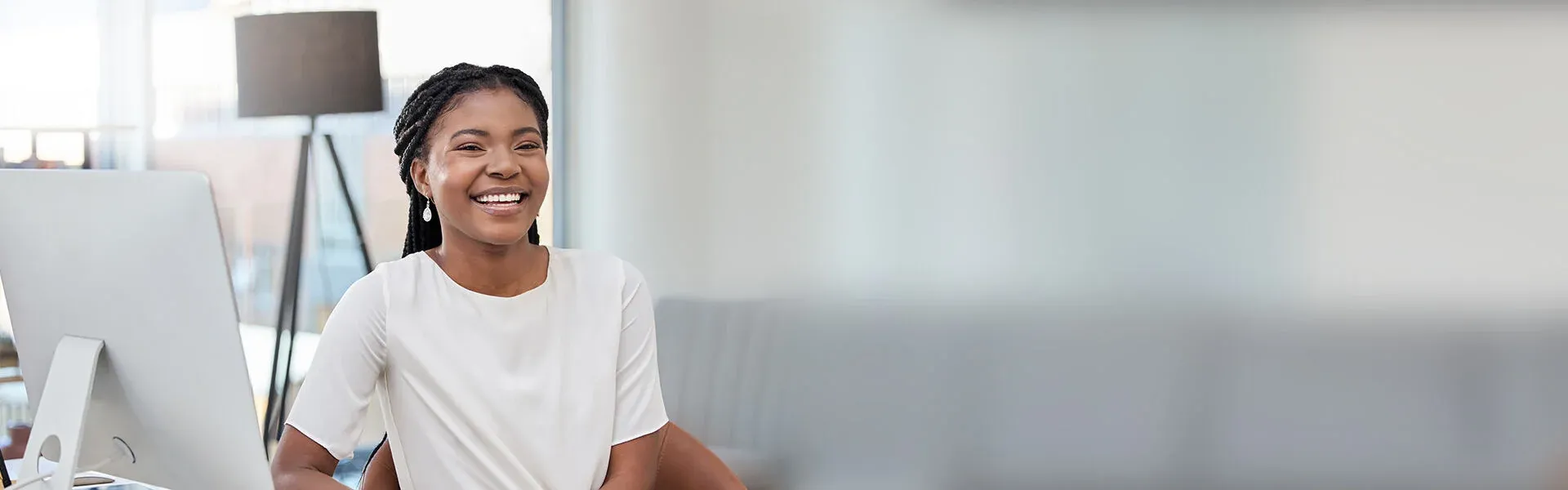 Frau lernt am Laptop für ihre Viona Weiterbildung