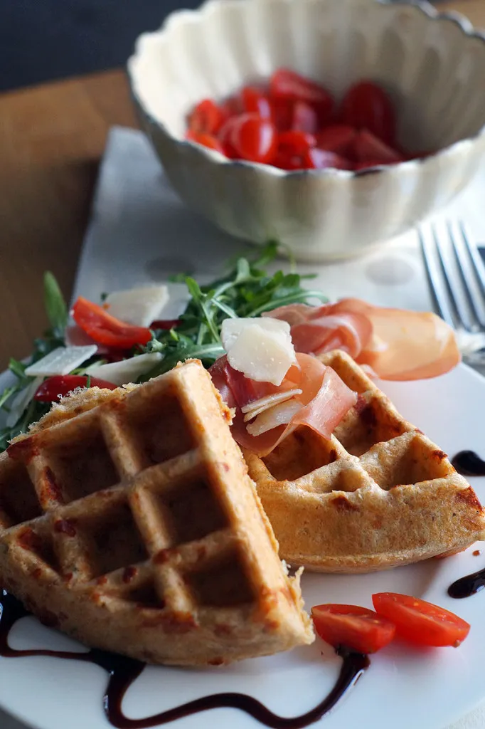 Frau zeigt auf ein KitchenAid Waffeleisen