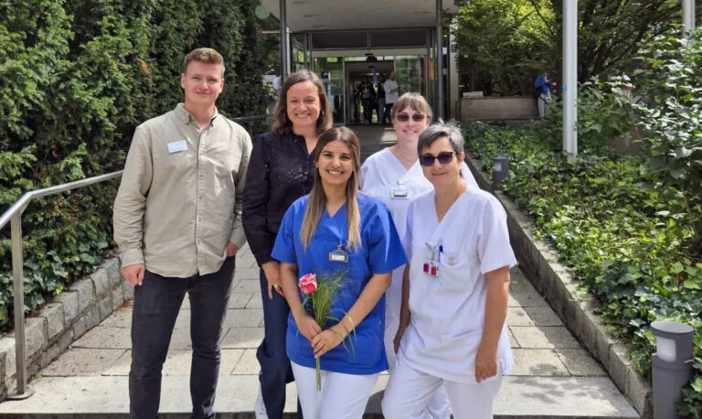 Frederik Broecker mit Absolventinnen bei einer Feier im BZPG