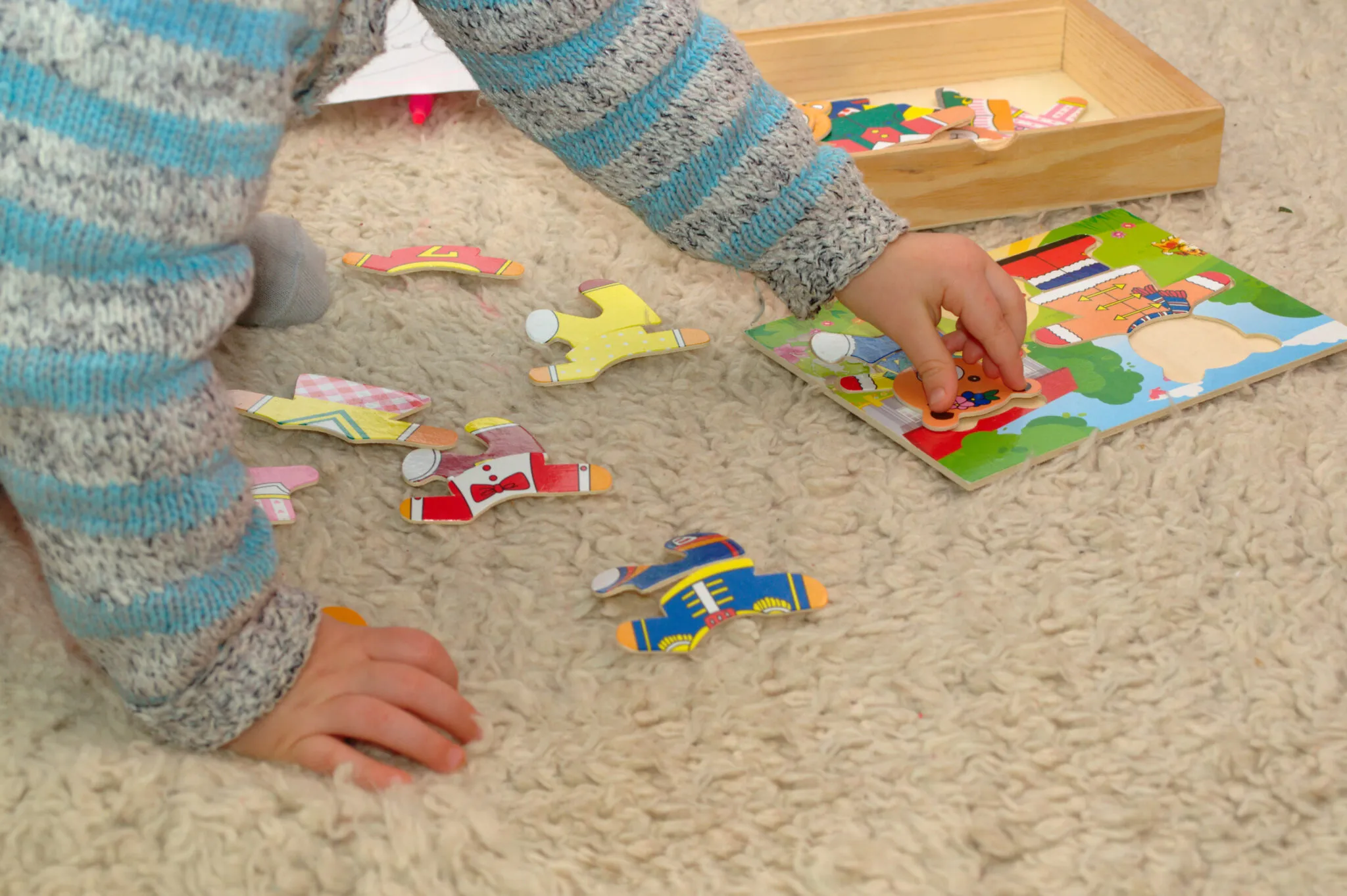 Freunde spielen zusammen ein Gesellschaftsspiel, symbolisiert durch Brettspiele auf einem Tisch