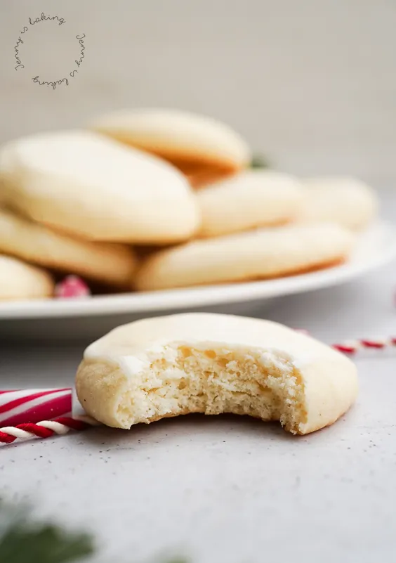 Frisch ausgerollter Keksteig für selbstgemachte Plätzchen nach Omas Rezept.