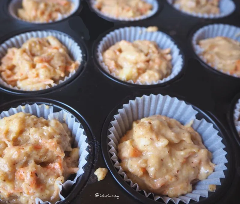 Frisch gebackene Apfel-Karotten-Nuss-Muffins bereit zur Glasur