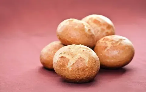 Frisch gebackene Bio-Brötchen von herzberger bäckerei, erhältlich bei tegut