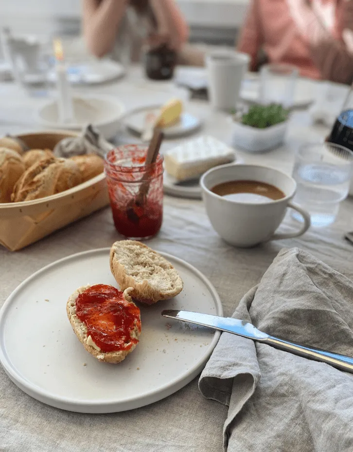 Frisch gebackene Brötchen mit einer knusprigen Kruste