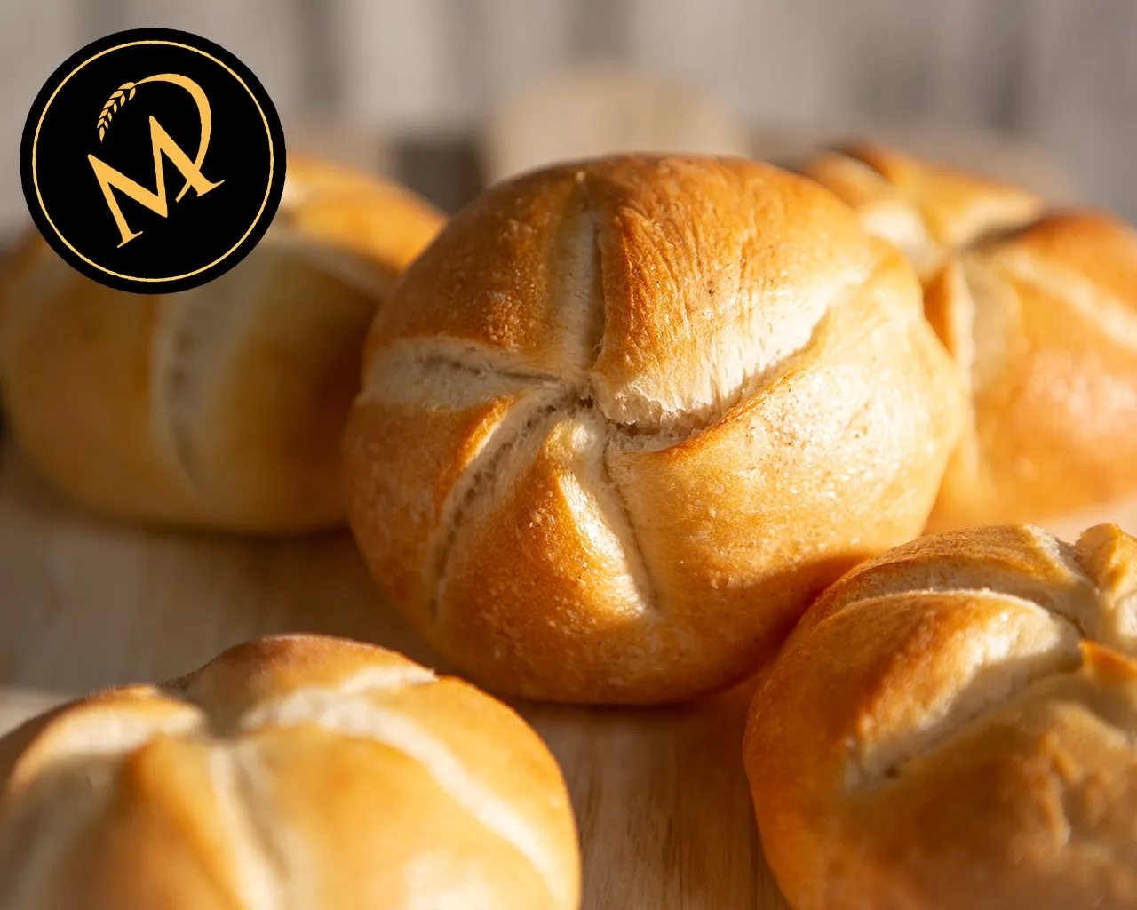 Frisch gebackene Kaisersemmel auf einem Backblech, bereit zum Genuss beim Frühstück, perfekt um Semmel zu backen.