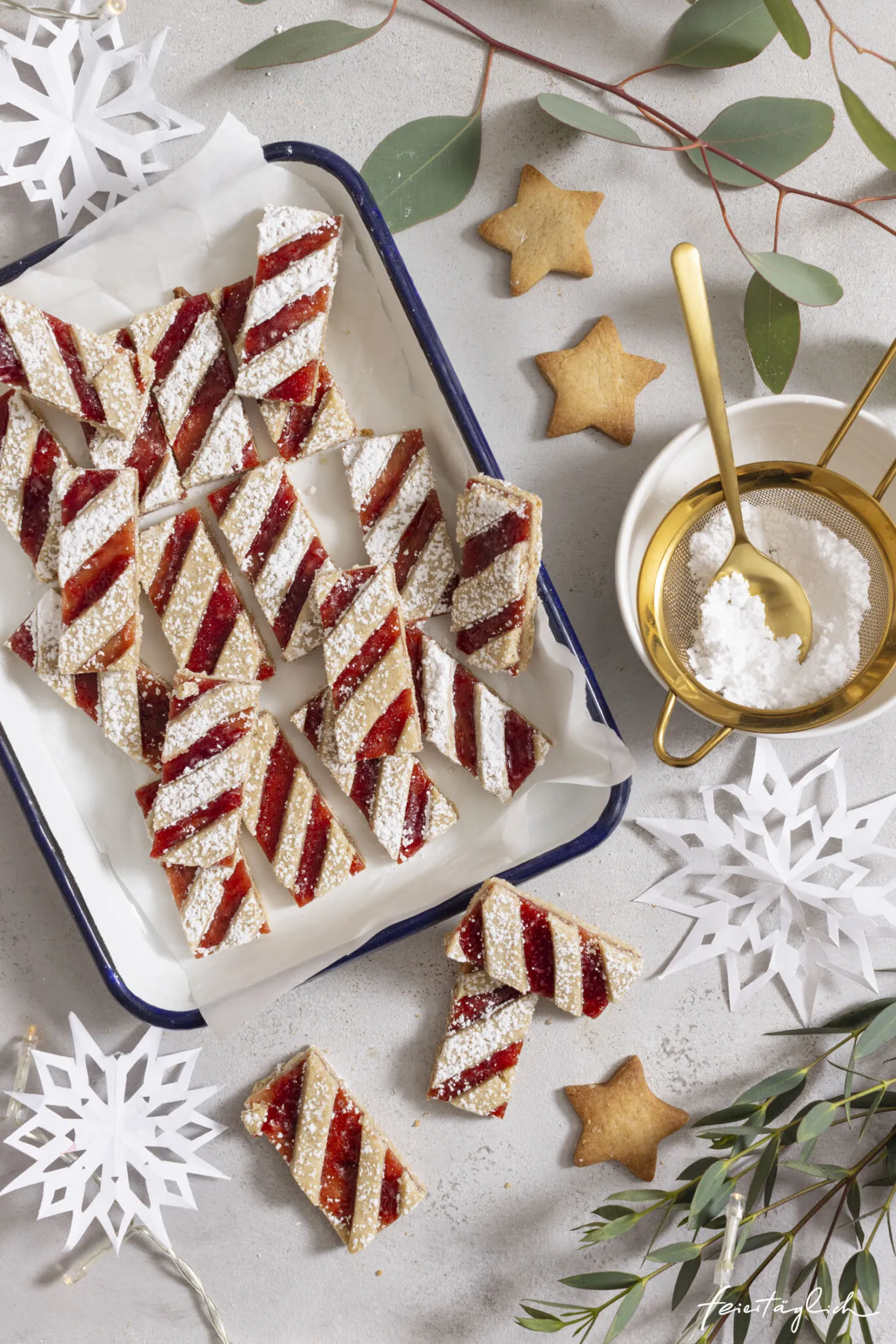 Frisch gebackene Linzer Streifen mit fruchtigem Johannisbeergelee von oben betrachtet