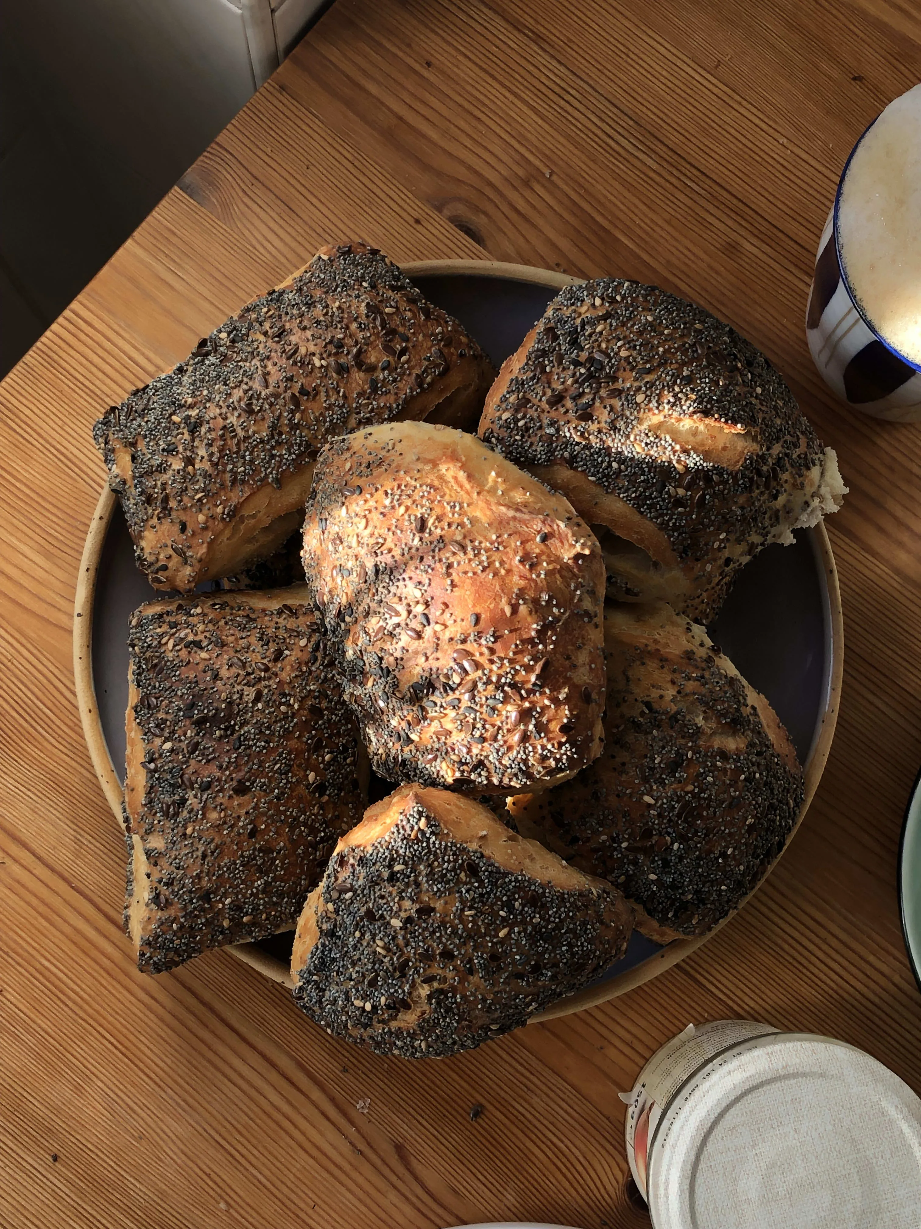 Frisch gebackene Sonntagsbrötchen mit goldbrauner Kruste, bereit zum Belegen