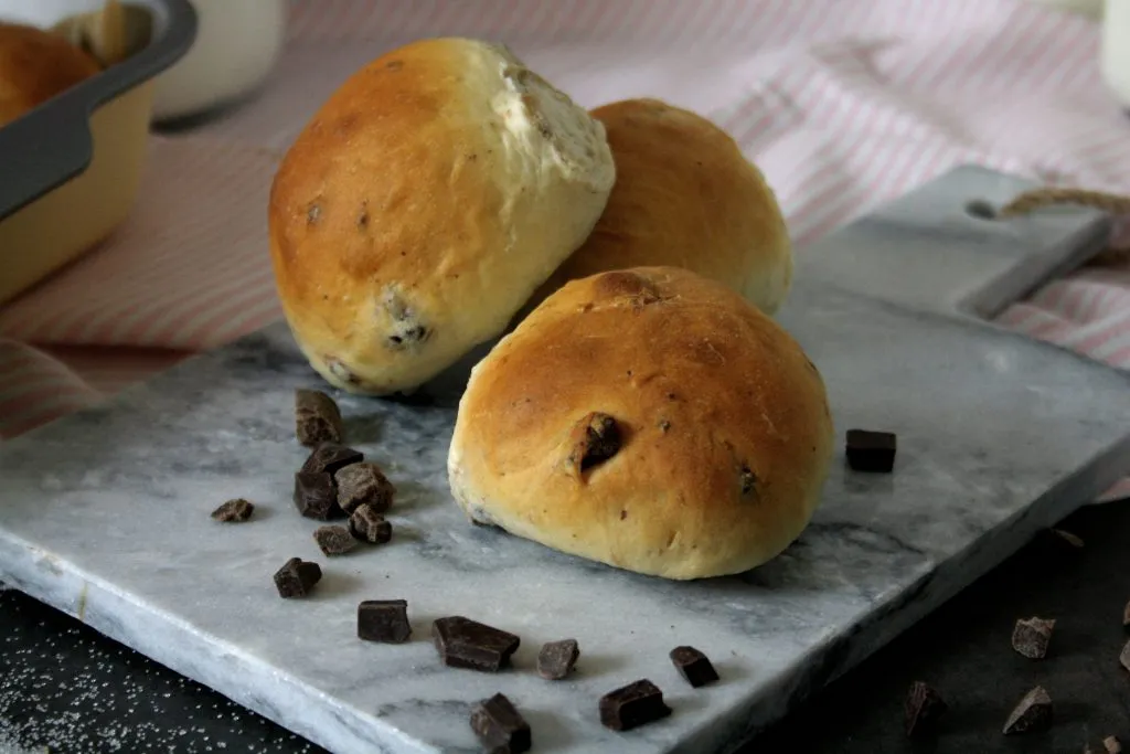 Frisch gebackene süße Hefebrötchen mit Schokostückchen, bereit zum Genuss.