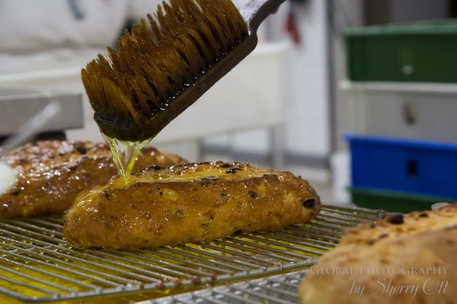 Frisch gebackener Annaberger Butterstollen im Butterbad