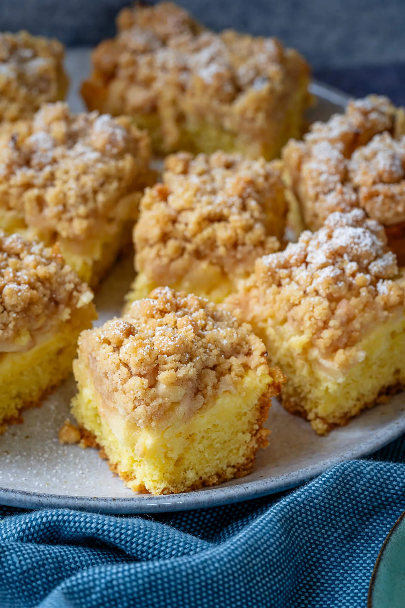 Frisch gebackener Apfelkuchen mit Pudding und goldbraunen Streuseln