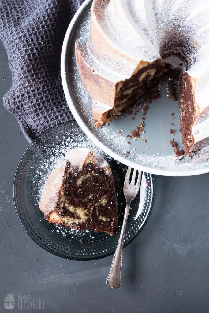 Frisch gebackener Nutella-Marmorkuchen auf einem Gitterrost
