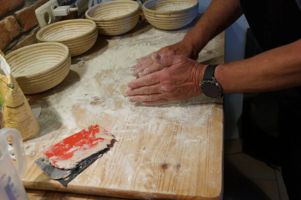 Frisch gebackenes Brot wird auf einem Gitterrost präsentiert
