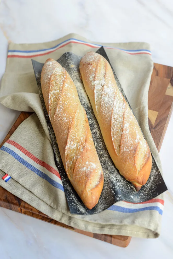 Frisch gebackenes, einfaches Baguette mit goldbrauner Kruste