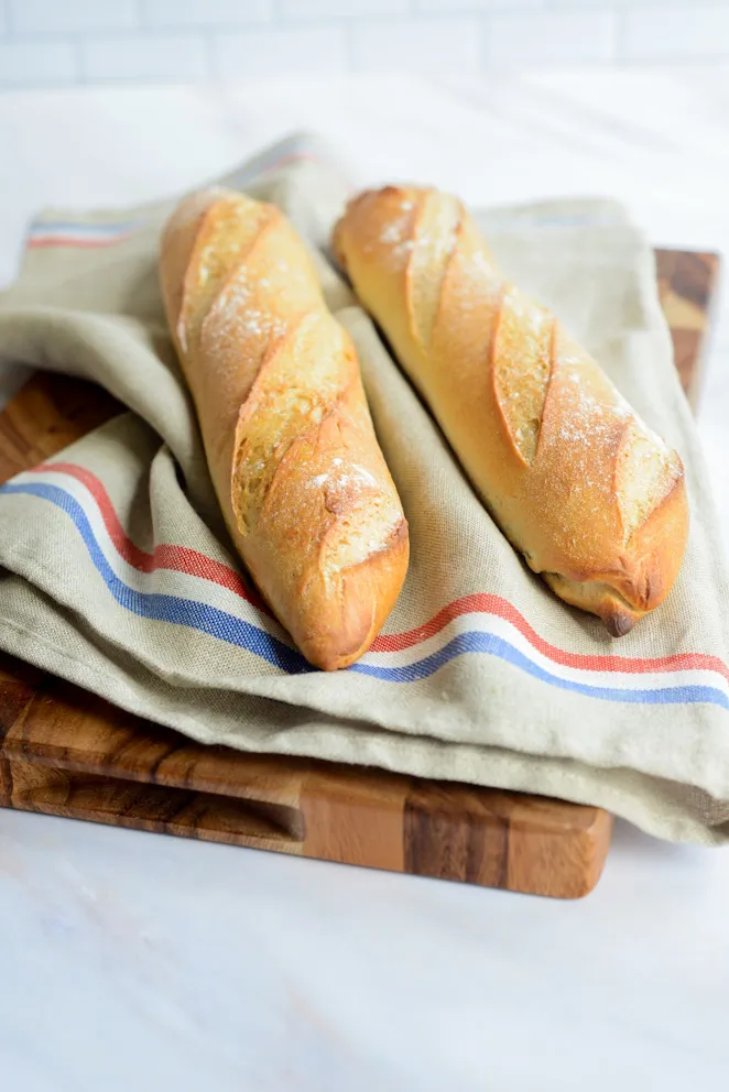 Frisch gebackenes französisches Baguette mit knuspriger Kruste