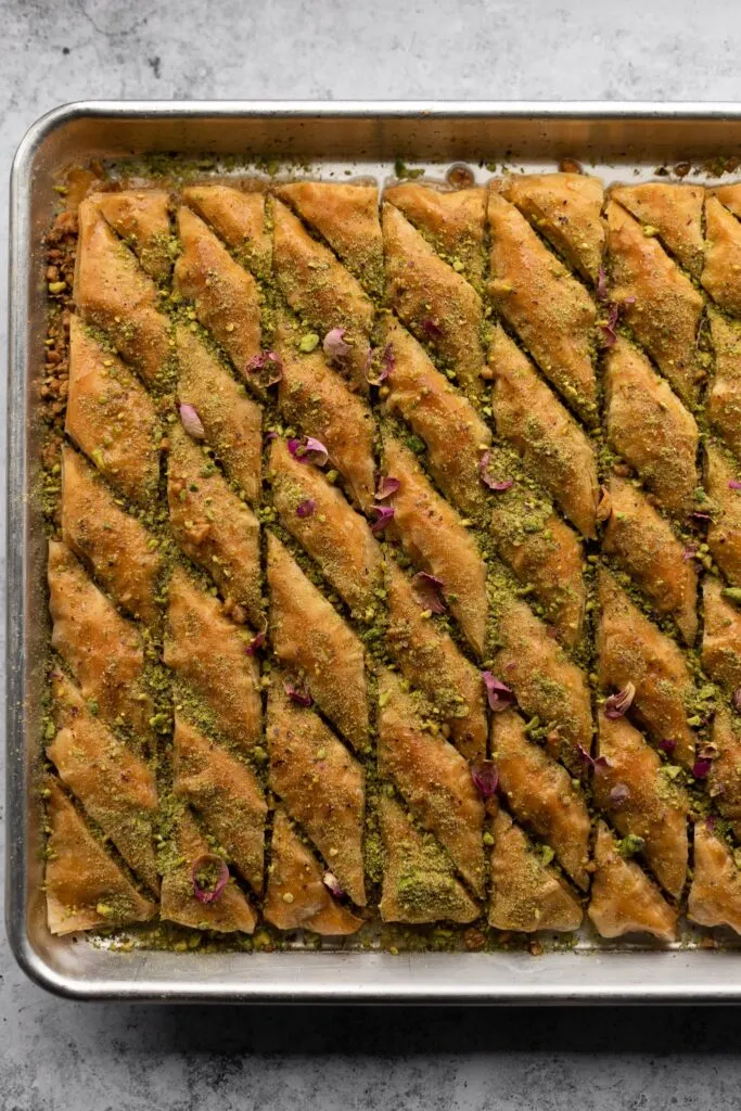 Frisch gebackenes goldenes Baklava, mit kühlem Sirup übergossen.